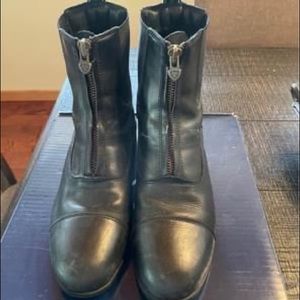 Ariat Heritage lV Zip Paddock Size 9 Wide. Great condition with a few scuffs.